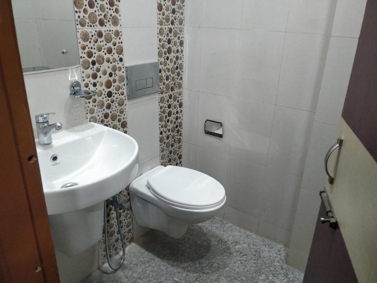 Oyo 16871 Anant Home Stay Shillong Exterior foto